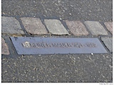 und die Markierung auf dem Asphalt, wo ehemals die Mauer verlief.