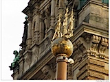 Detail vorm Rathaus - wer genau hinsieht, findet es auf dem ersten Bild auch.