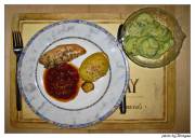 Hähnchenbrustfilet mit Ofen-Kartoffeln, fruchtiger Tomatensauce und Gurkensalat